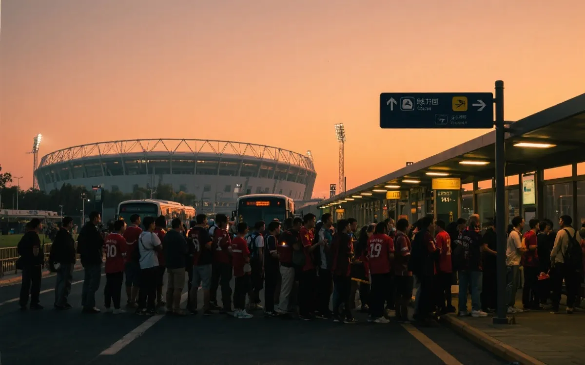 球迷排队上接驳车与球场入口导视的比赛日氛围